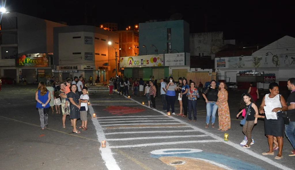 Tapetes coloridos enfeitam ruas de Picos