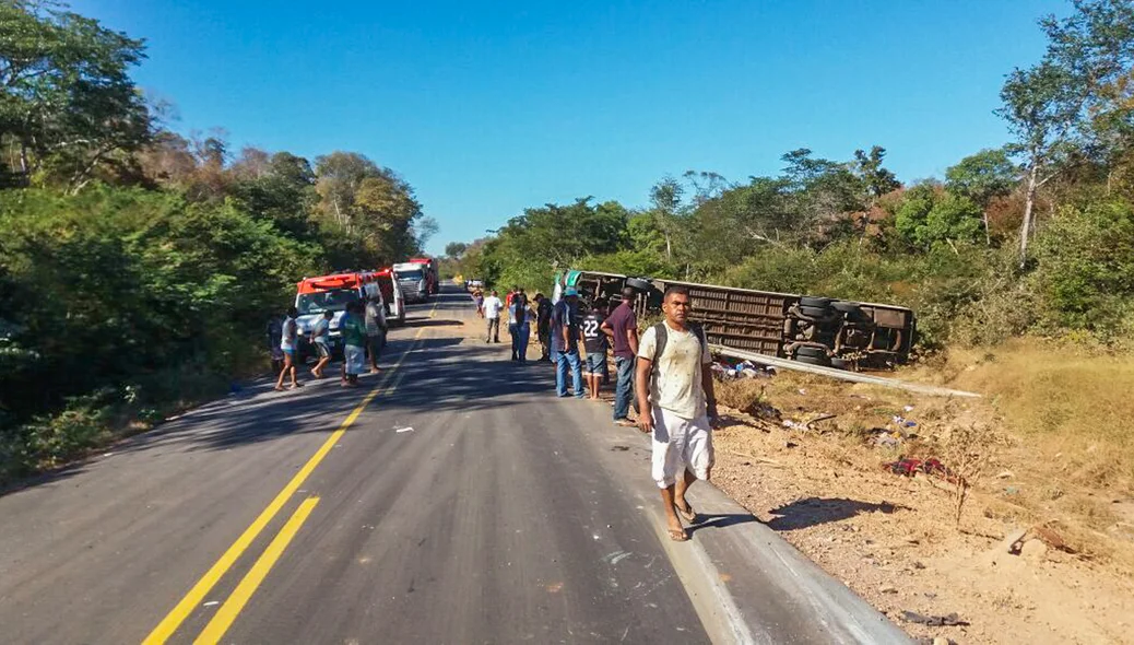 Acidente envolvendo ônibus deixa mortos e feridos