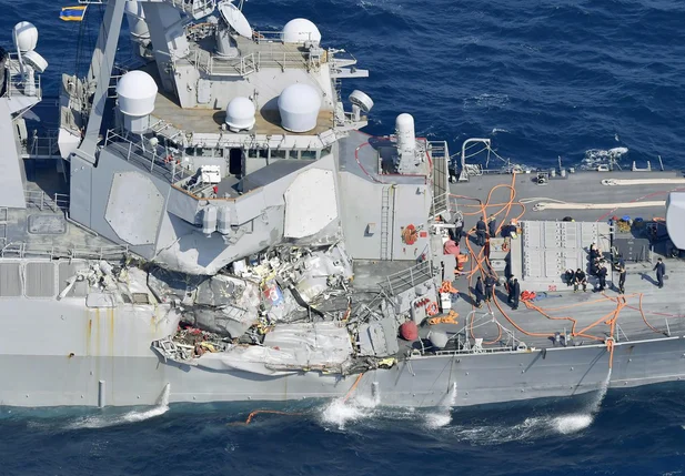 Dano causado ao USS Fitzgerald após o destróier colidir com um navio mercante com bandeira das Filipinas 
