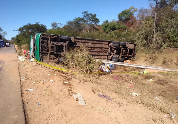 Acidente com ônibus deixa mortos na BR 135 no Sul do Piauí
