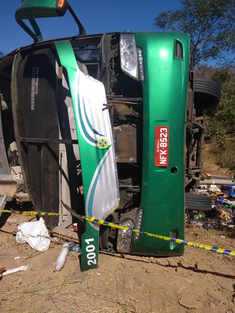 Ônibus da empresa Gênesis tombou na BR 135