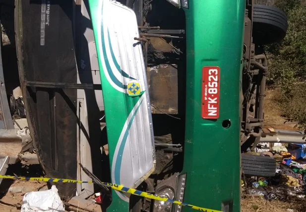 Ônibus da empresa Gênesis tombou na BR 135