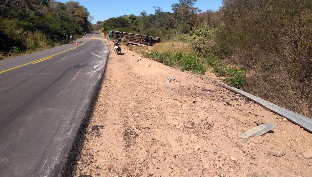 Ônibus tombou em uma curva da BR 135