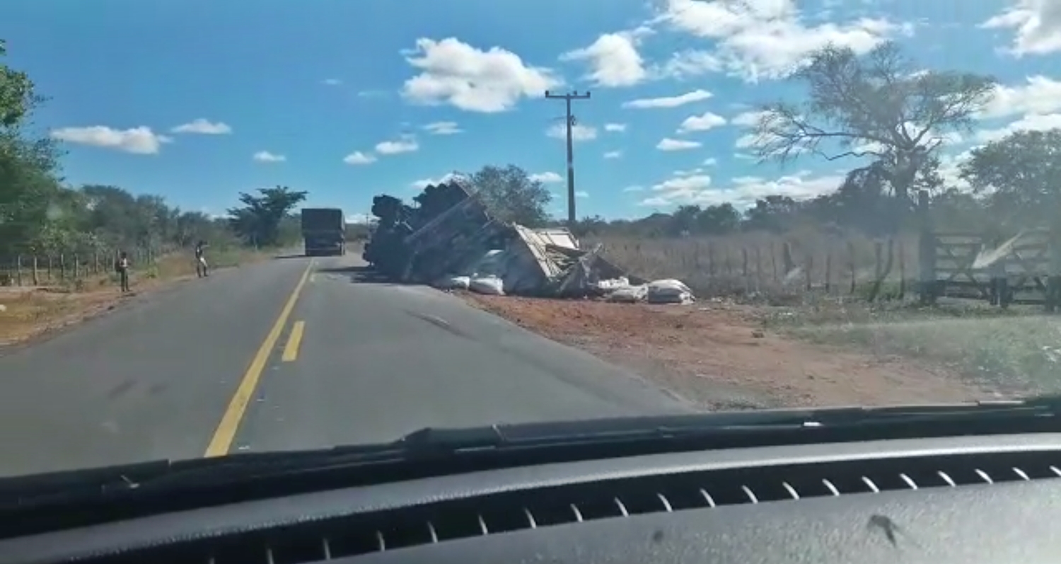 Acidente envolvendo caminhão na BR 135