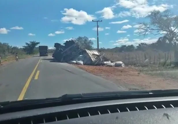 Acidente envolvendo caminhão na BR 135
