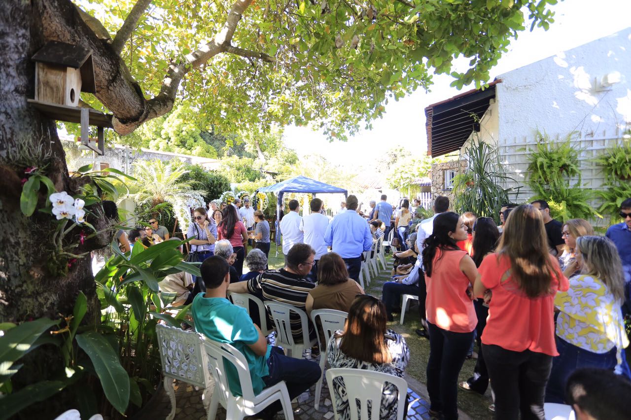 Amigos e familiares prestam a última homenagem