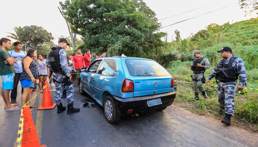 Carro foi alvejado com vários tiros