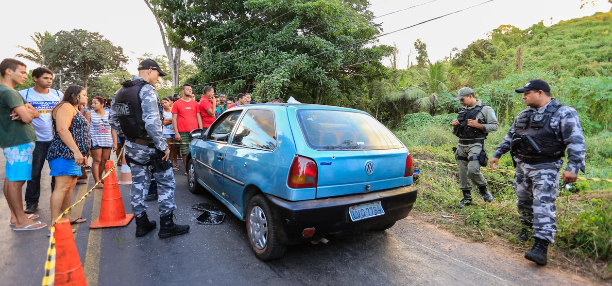 Carro foi alvejado com vários tiros