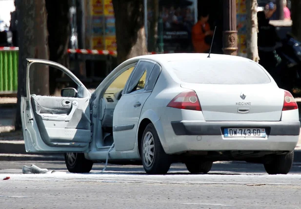 Carro que bateu em van da polícia na avenida Champs Elysees, em Paris