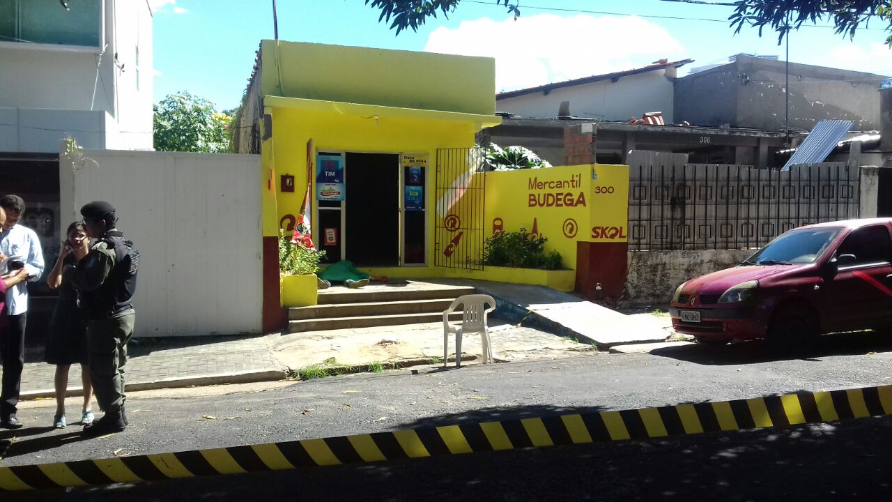 Delegacia de Homicídios isolou o local e deu início a perícia criminal.