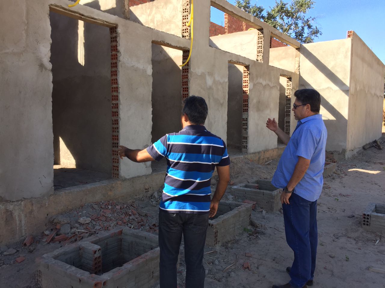 Deputado em visita à obra de construção do abatedouro público