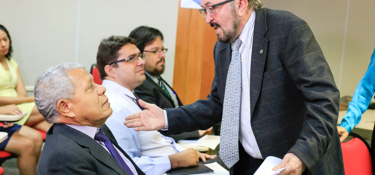 Desembargador Edvaldo Moura conversando