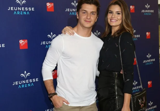 Klebber Toledo e Camila Queiroz