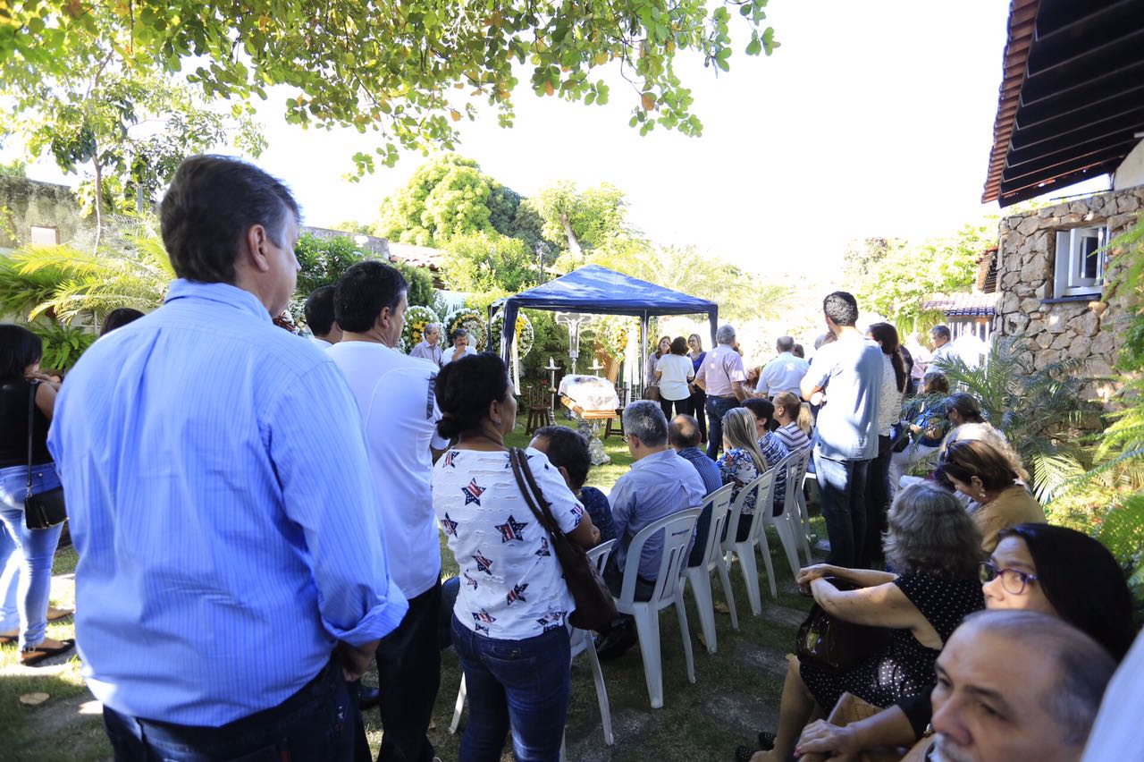 Muitos amigos e familiares prestam a última homenagem