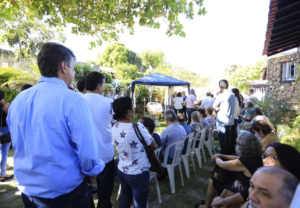 Muitos amigos e familiares prestam a última homenagem