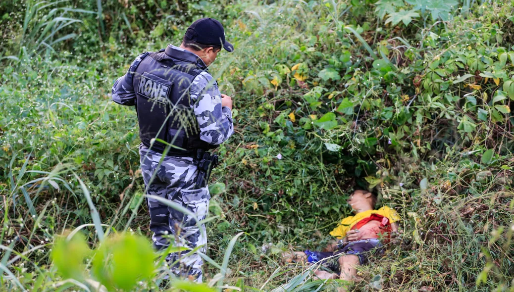 Policial fazendo o reconhecimento 
