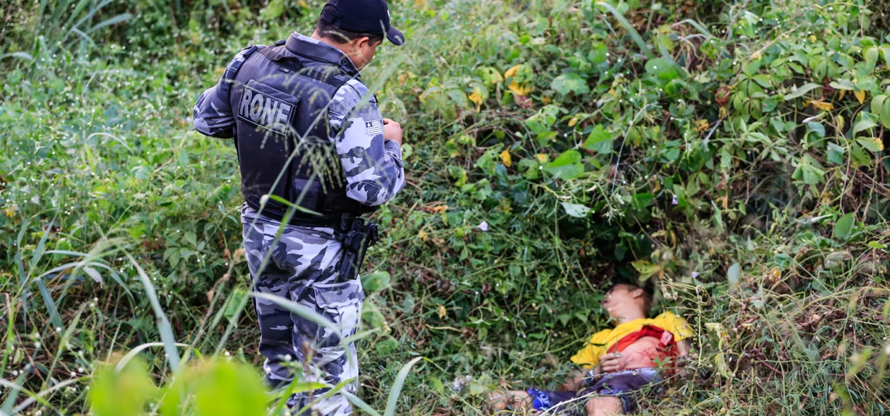 Policial fazendo o reconhecimento 