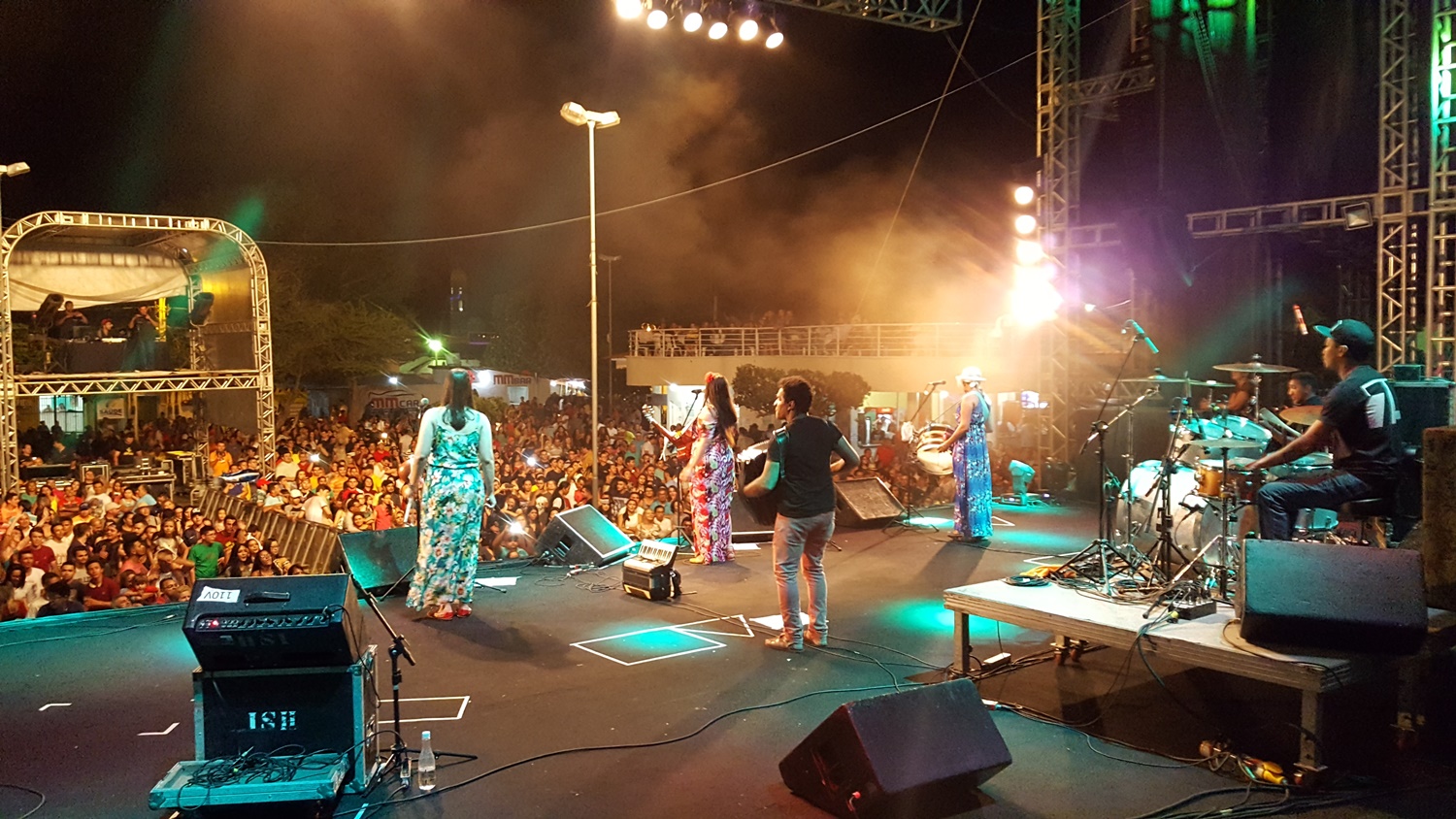 Público assiste apresentação da banda As Fulô do Sertão no palco Opala.
