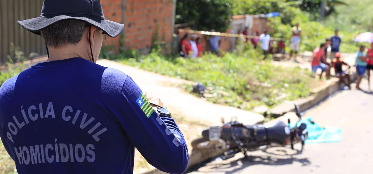 Agentes da homicídios realizando levantamentos