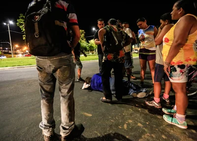 Ciclista atropelado aguardando o Samu 