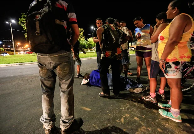 Ciclista atropelado aguardando o Samu 