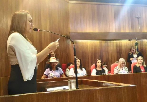 Deputada Flora Izabel aprovou requerimento hoje na Assembleia Legislativa do Piauí.