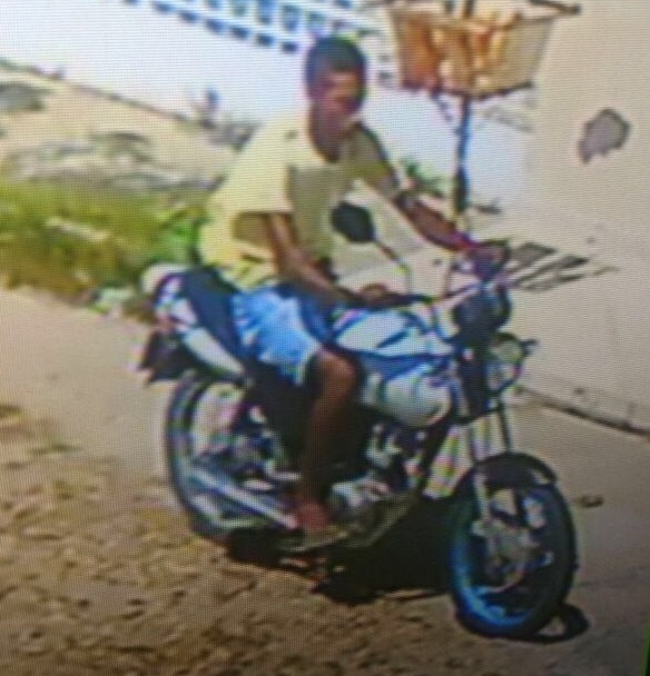 Suspeito aparece pilotando uma moto de placa HPH-5187.