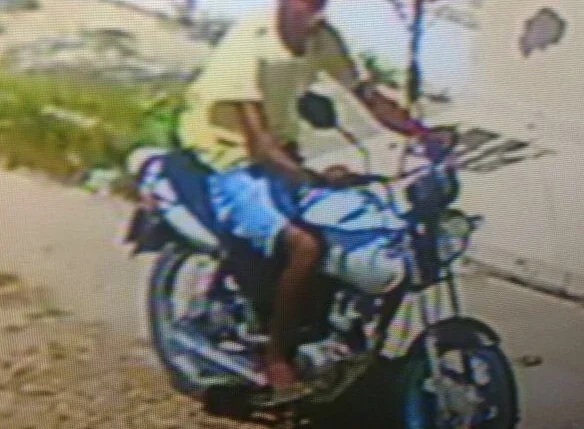 Suspeito aparece pilotando uma moto de placa HPH-5187.