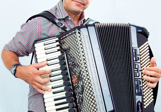 Cantor e sanfoneiro Ivan Silva é atração de hoje no projeto Boca da Noite.