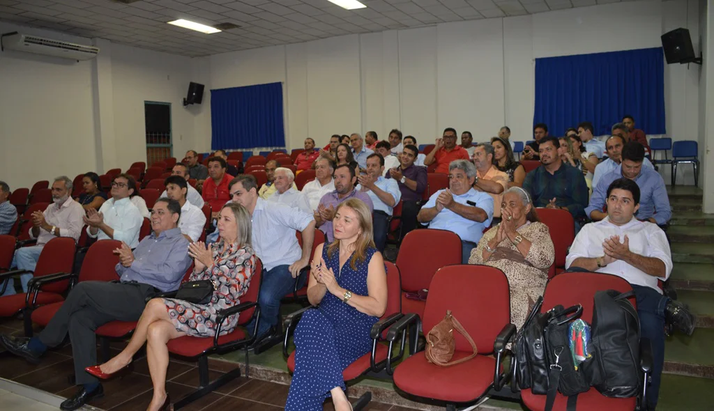Plateia acompanha atenta a solenidade