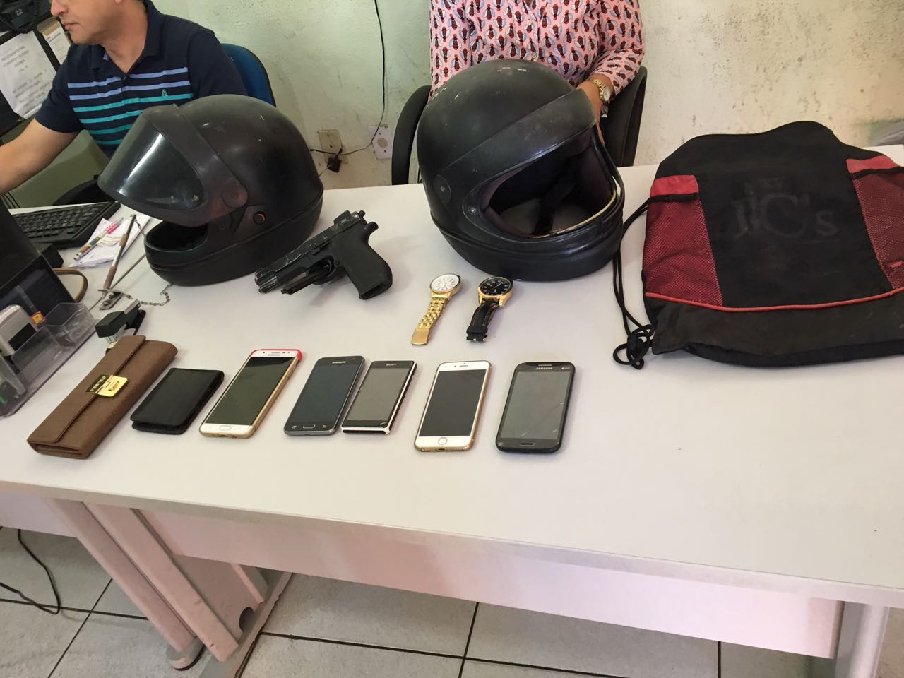 Vários celulares foram encontrados com os assaltantes