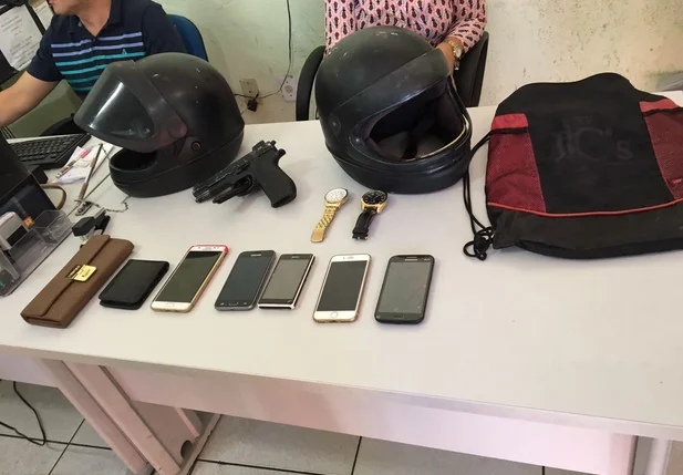 Vários celulares foram encontrados com os assaltantes