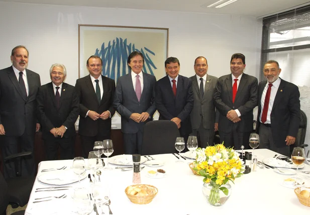 Wellington e Elmano Férrer com o presidente do Senado, Eunício Oliveira e demais senadores