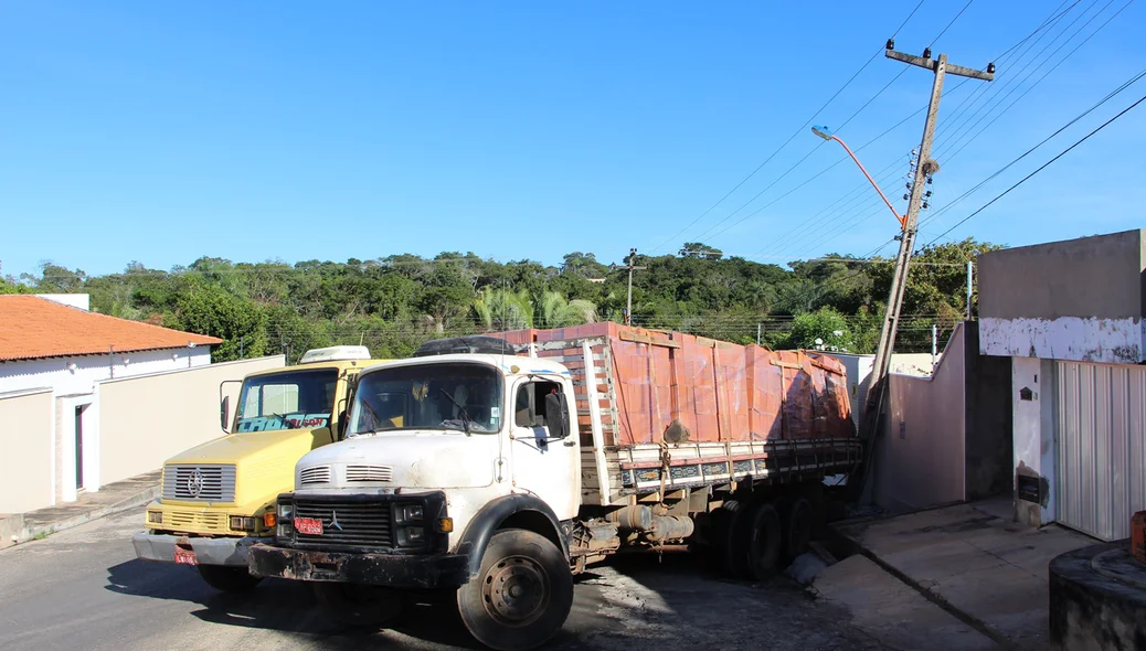 Caminhão colide com poste 