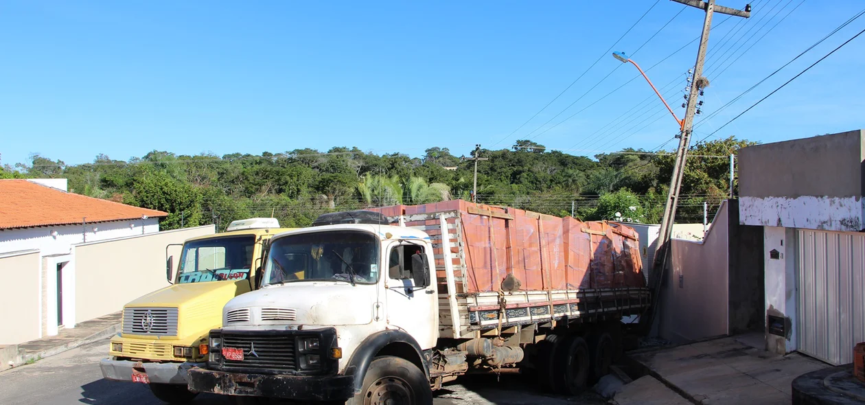 Caminhão colide com poste 