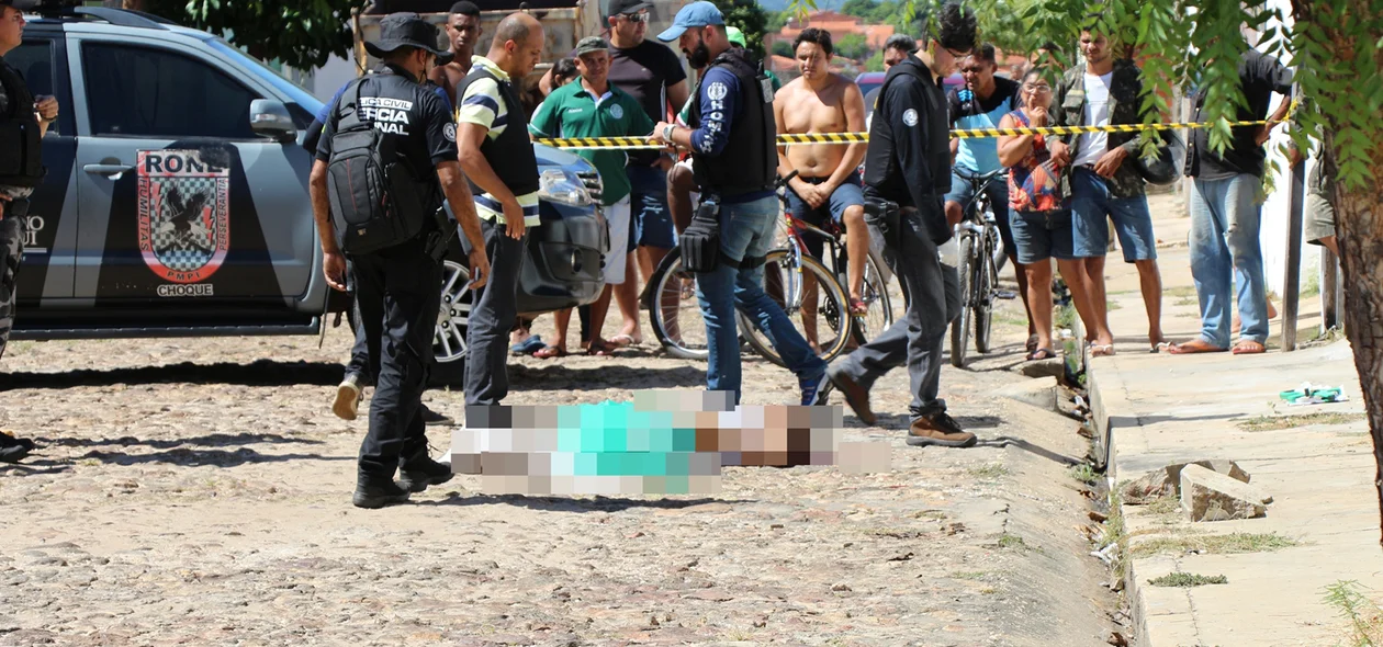 Curiosos acompanhando o trabalho da Perícia