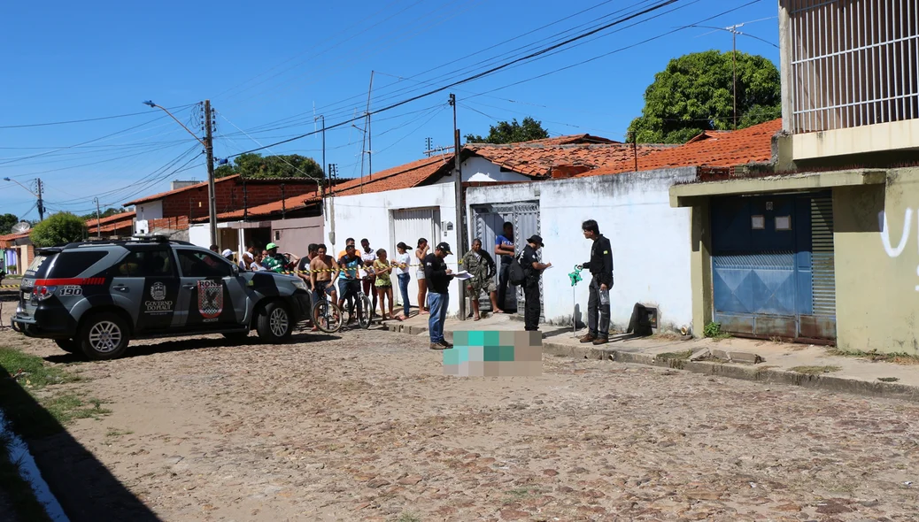 Homem foi morto em frente de casa