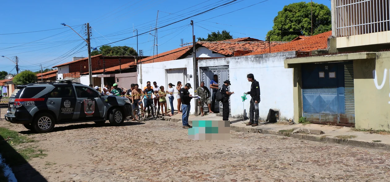 Homem foi morto em frente de casa