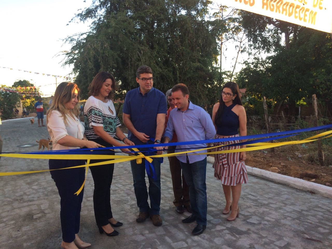 Janaínna Marques entrega obra de calçamento em São Pedro do Piauí