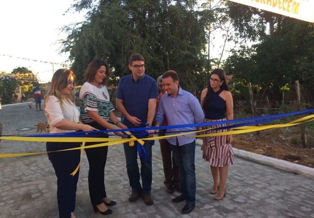 Janaínna Marques entrega obra de calçamento em São Pedro do Piauí