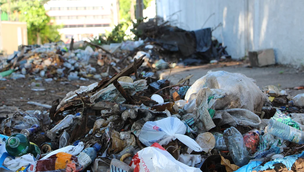 Lixo concentra vários tipos de embalagens plásticas