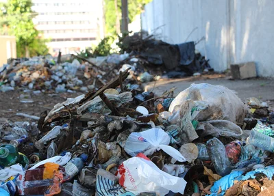 Lixo concentra vários tipos de embalagens plásticas