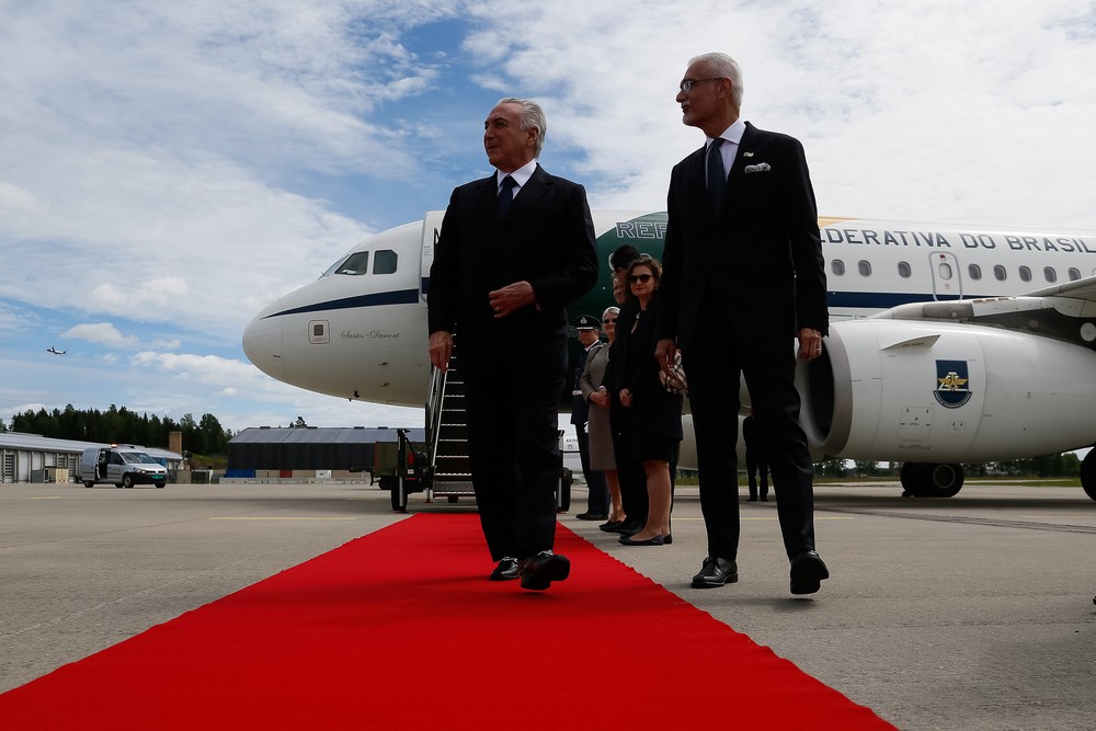 Michel Temer é recebido pelo embaixador brasileiro George Monteiro Prata ao desembarcar em Oslo 