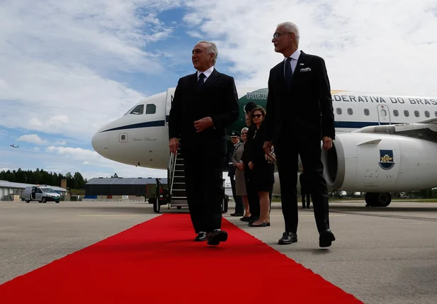 Michel Temer é recebido pelo embaixador brasileiro George Monteiro Prata ao desembarcar em Oslo 