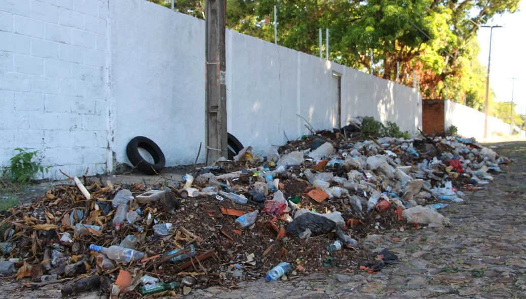 Moradores reclamam do descarte irregular