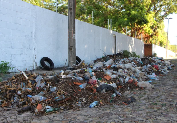 Moradores reclamam do descarte irregular