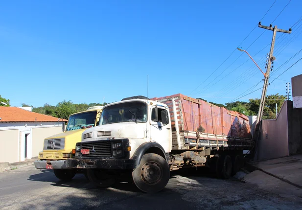 Caminhão que transportava tijolos colide com poste em Teresina