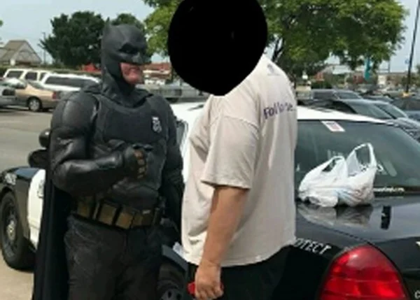 Policial vestido de Batman prende suspeito de roubo nos EUA