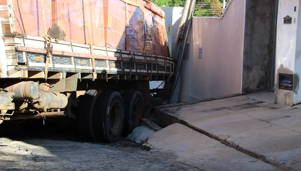 Poste quebrou na base