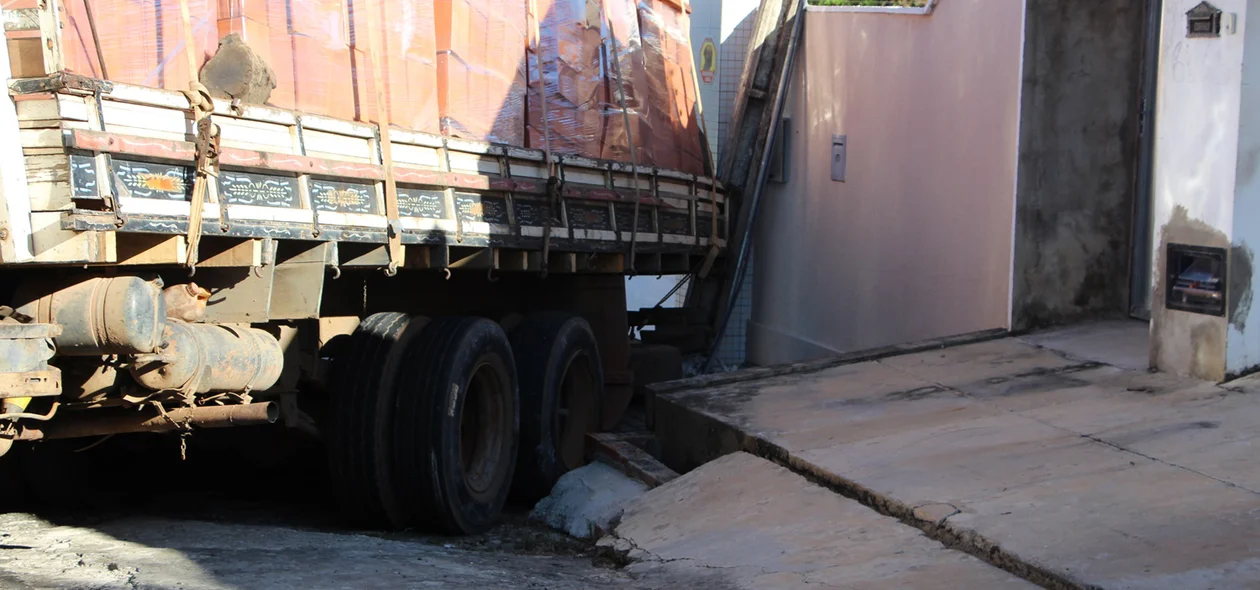 Poste quebrou na base